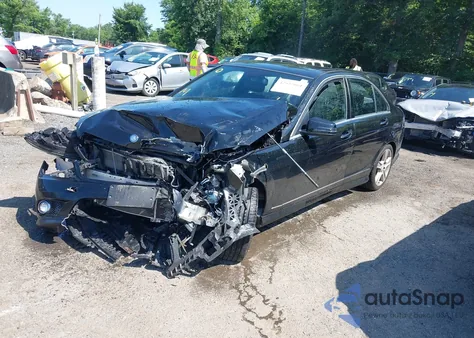 2010 Mercedes-Benz C 300 Luxury 4Matic/Sport 4Matic z USA, uszkodzony, nr VIN WDDGF8BB3AF476256